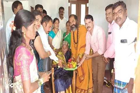 ಶಿರಾಳಕೊಪ್ಪ ಹತ್ತಿರದ ಜಾವಗಟ್ಟಿ ಗ್ರಾಮದಲ್ಲಿ ದುರ್ಗಮ್ಮ ಎಂಬುವರಿಗೆ ವಾತ್ಸಲ್ಯ ಮನೆಯನ್ನು ಹಸ್ತಾಂತರಿಸಲಾಯಿತು. ಹನುಮಂತಪ್ಪ ಸ್ವಾಮೀಜಿ, ಎಂ.ದಿನೇಶ್, ಚವೀಶ್ ಜೈನ್, ಶಶಿಕಲಾ ಇತರರಿದ್ದರು.