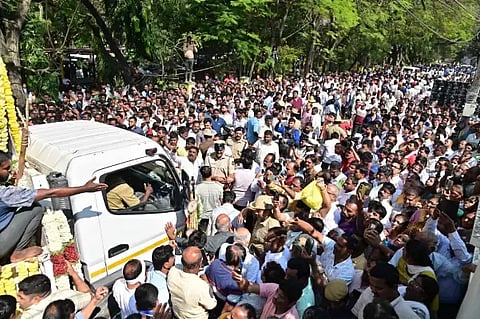 ಶಾಮನೂರು ಶಿವಶಂಕರಪ್ಪ ಅವರ ದಾವಣಗೆರೆ ನಿವಾಸದಿಂದ ಹೊರಟ ಎಸ್ಸೆಸ್ ಅಂತಿಮಯಾತ್ರೆಯಲ್ಲಿ ಪಾಲ್ಗೊಂಡಿದ್ದ ಜನಸಮೂಹ. 