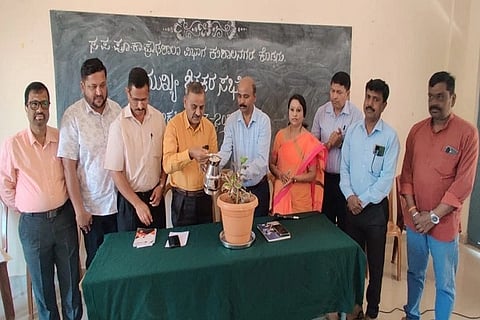  ಎಸ್ಸೆಸ್ಸೆಲ್ಸಿ ವಾರ್ಷಿಕ ಪರೀಕ್ಷೆಯ ಪೂರ್ವಸಿದ್ಧತೆ ಕುರಿತು ತಾಲೂಕು ಪ್ರೌಢಶಾಲಾ ಮುಖ್ಯೋಪಾಧ್ಯಾರಿಗೆ ಕುಶಾಲನಗರ ಸರ್ಕಾರಿ ಪ್ರೌಢಶಾಲೆಯಲ್ಲಿ ಏರ್ಪಡಿಸಿದ್ದ ಸಭೆಯನ್ನು ಕೂಡಿಗೆ ಡಯಟ್ ಸಂಸ್ಥೆಯ ಪ್ರಾಂಶುಪಾಲ ರಾಮಚಂದ್ರರಾಜೇ ಅರಸ್ ಉದ್ಘಾಟಿಸಿದರು. ಎಂ. ಕೃಷ್ಣಪ್ಪ, ಎಸ್.ಎಸ್. ಶಿವಕುಮಾರ್, ಹ್ಯಾರಿ ಮೋರಸ್, ಯಶವಂತ್, ಇಂದಿರಾ, ಸೋಮಯ್ಯ, ನವೀನ್ ಇದ್ದರು.