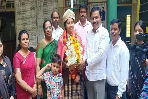  ರಾಜ್ಯಕ್ಕೆ ತೃತೀಯ ರ‌್ಯಾಂಕ್ ಪಡೆದ ಪ್ರಿಯದರ್ಶಿನಿ ಶಾಲೆ ವಿದ್ಯಾರ್ಥಿನಿ ಕೃತಿ ಅವರನ್ನು ಶಾಲೆ ಪ್ರಾಚಾರ್ಯೆ ಸುನೀತಾದೇವಿ, ಕಾರ್ಯದರ್ಶಿ ಎನ್.ರಮೇಶ್ ಅಭಿನಂದಿಸಿದರು.