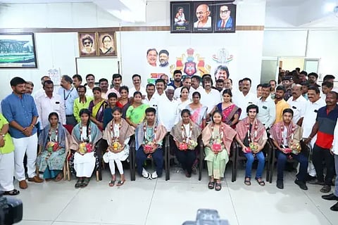 ಎಸ್‌ಎಸ್‌ಎಲ್‌ಸಿಯಲ್ಲಿ ಅಧಿಕ ಅಂಕ ಪಡೆದ ಶಿವಮೊಗ್ಗ ಜಿಲ್ಲೆಯ ಸಾಧಕ ವಿದ್ಯಾರ್ಥಿಗಳನ್ನು ಮಧು ಬಂಗಾರಪ್ಪ ಸನ್ಮಾನಿಸಿದರು. ಬಲ್ಕಿಶ್‌ಬಾನು, ಆರ್.ಪ್ರಸನ್ನಕುಮಾರ್, ಎನ್.ರಮೇಶ್, ಮಂಜುನಾಥ ಸ್ವಾಮಿ ಇತರರಿದ್ದರು.