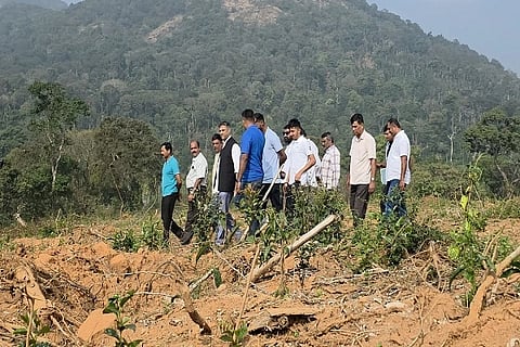 ಕ್ರೀಡಾಸಂಕೀರ್ಣಕ್ಕೆ ಗುರುತಿಸಲಾಗಿರುವ ವಿ. ಬಾಡಗದಲ್ಲಿರುವ ಜಾಗಕ್ಕೆ ಭೇಟಿ ನೀಡಿ ಪರೀಶೀಲಿಸಿದ ಶಾಸಕ ಎ.ಎಸ್. ಪೊನ್ನಣ್ಣ
