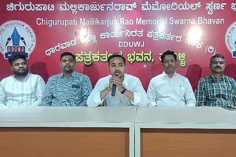 ಸುದ್ದಿಗೋಷ್ಠಿಯಲ್ಲಿ (Star singer)ಕೇಶವ ಗುರಂ ಫೌಂಡೇಷನ್ ಅಧ್ಯಕ್ಷ ಶಿವು ಗುರಂ ಮಾತನಾಡಿದರು. ವಿಶಾಲ ರಾಜೂರ, ಶ್ರೀಪಾದ ಕುಲಕರ್ಣಿ, ಸಂದೀಪ, ಇತರರು ಇದ್ದರು.