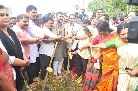ಜಿಲ್ಲಾ ಕೇಂದ್ರ ಮಡಿಕೇರಿಯಲ್ಲಿ ನಿರ್ಮಿಸಲಾಗುತ್ತಿರುವ ಡಾ. ಬಿ.ಆರ್. ಅಂಬೇಡ್ಕರ್ ಪ್ರತಿಮೆಗೆ ಮಡಿಕೇರಿ ಶಾಸಕ ಡಾ. ಮಂತರ್ ಗೌಡ ಭೂಮಿ ಪೂಜೆ ನೆರವೇರಿಸಿದರು. ಪಿ. ಕಲಾವತಿ, ಮಹೇಶ್ ಜೈನಿ, ರಾಜೇಶ್ ಯಲ್ಲಪ್ಪ, ಅನಿತಾ ಪೂವಯ್ಯ, ಸತೀಶ್, ಕೆ.ಎಸ್. ರಮೇಶ್, ಟಿ.ಪಿ ರಮೇಶ್, ಜಯಪ್ಪ ಹಾನಗಲ್, ಸಿ.ಜೆ. ಮೋಹನ್ ಮೌರ್ಯ ಮತ್ತಿತರರು ಇದ್ದರು.