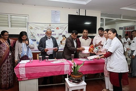  ಸ್ತನ್ಯಪಾನ ಸಪ್ತಾಹದ ಅಂಗವಾಗಿ ವೈದ್ಯಕೀಯ ವಿದ್ಯಾರ್ಥಿಗಳಿಗೆ ನಡೆದ ಸ್ಪರ್ಧೆಯ ವಿಜೇತರಿಗೆ ಪ್ರಶಸ್ತಿ ಪತ್ರ ಮತ್ತು ಬಹುಮಾನ ವಿತರಿಸಲಾಯಿತು. ಡಾ.ಲೋಕೇಶ್, ಡಾ.ನಂಜುಂಡಯ್ಯ, ಡಾ.ಧನಂಜಯ ಇತರರಿದ್ದರು.