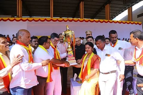 ಕನ್ನಡ ರಾಜ್ಯೋತ್ಸವ ಮೆರವಣಿಗೆಯಲ್ಲಿ ಪ್ರಥಮ ಸ್ಥಾನ ಪಡೆದ ಕೆಎಸ್‌ಆರ್‌ಟಿಸಿ ಅಧಿಕಾರಿಗಳಿಗೆ ಶಿವಮೊಗ್ಗ ರಾಷ್ಟ್ರೀಯ ಹಬ್ಬಗಳ ಆಚರಣಾ ಸಮಿತಿಯಿಂದ ಬಹುಮಾನ ವಿತರಿಸಲಾಯಿತು. ಡಾ. ಧನಂಜಯ ಸರ್ಜಿ, ಗುರುದತ್ತ ಹೆಗಡೆ, ಜಿ.ಕೆ.ಮಿಥುನ್‌ಕುಮಾರ್ ಇತರರಿದ್ದರು. 