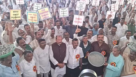 ನಗರದ  ಸ್ವಾತಂತ್ರ್ಯ ಉದ್ಯಾನವನದಲ್ಲಿ ರಾಜ್ಯ ಕಲ್ಲು ಗಣಿ ಮತ್ತು ಸ್ಟೋನ್​ ಕ್ರಷರ್​ ಮಾಲೀಕರ ಒಕ್ಕೂಟದ ಸದಸ್ಯರು ಶುಕ್ರವಾರ ಪ್ರತಿಭಟನೆ ನಡೆಸಿದರು. 