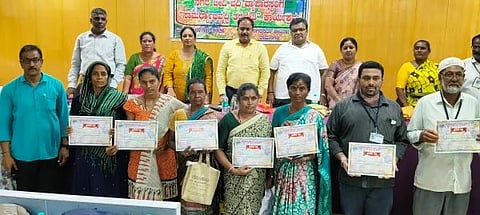 ರಾಮನಗರ ನಗರಸಭೆಯಲ್ಲಿ ಬೀದಿ ಬದಿ ವ್ಯಾಪಾರಿಗಳಿಗೆ ನಡೆದ  ಸಾಮರ್ಥ್ಯಾಭಿವೃದ್ಧಿ ತರಬೇತಿ ಕಾರ್ಯಾಗಾರದಲ್ಲಿ ಗುರುತಿನ ಚೀಟಿ ವಿತರಣೆ ಮಾಡಲಾಯಿತು. 