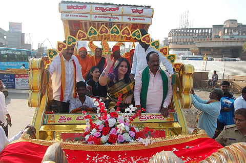 ಹುಬ್ಬಳ್ಳಿ, ಬೆಳಗಾವಿ, ವಿಜಯಪುರ ಹಾಗೂ ಶಿವಮೊಗ್ಗ ವಿಮಾನ ನಿಲ್ದಾಣಗಳಿಗೆ (airports) ಮಹನೀಯರ ಹೆಸರಿಡುವಂತೆ ಆಗ್ರಹಿಸಿ ಹುಬ್ಬಳ್ಳಿಯಲ್ಲಿ ಶನಿವಾರ ಪ್ರತಿಭಟನಾ ಮೆರವಣಿಗೆಯಲ್ಲಿ ಶಾಸಕ ಎನ್.ಎಚ್. ಕೋನರಡ್ಡಿ, ನಟಿ ಪೂಜಾ ಗಾಂಧಿ, ಶಿವಾನಂದ ಮುತ್ತಣ್ಣವರ, ಇತರರು ಪಾಲ್ಗೊಂಡಿದ್ದರು. 