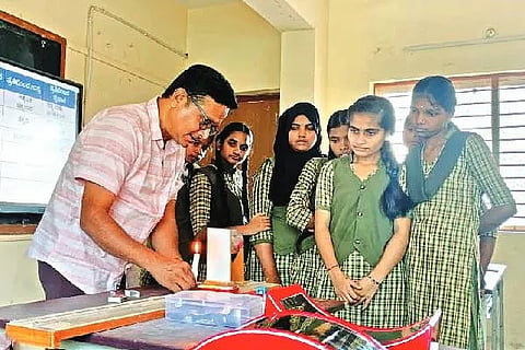 ದಾವಣಗೆರೆಯ ರಾಜನಹಳ್ಳಿ ಸೀತಮ್ಮ ಬಾಲಕಿಯರ ಸರ್ಕಾರಿ ಪದವಿಪೂರ್ವ ಕಾಲೇಜಿನಲ್ಲಿ (ಪ್ರೌಢಶಾಲಾ ವಿಭಾಗ) ಸಂಜೆ ವಿಶೇಷ ತರಗತಿ ನಡೆಸುತ್ತಿರುವುದು.  