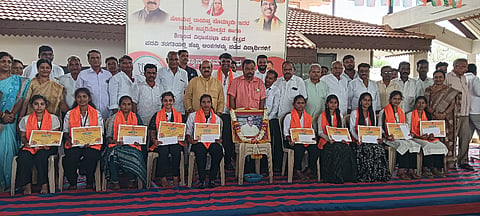  ಪದವಿ ತರಗತಿಗಳಲ್ಲಿ ಹೆಚ್ಚು ಅಂಕ ಪಡೆದ ವಿದ್ಯಾರ್ಥಿಗಳನ್ನು students ಸನ್ಮಾನಿಸಲಾಯಿತು. 