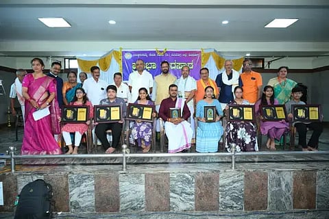 ಬಬ್ಬೂರು ಕಮ್ಮೆ ಸೇವಾ ಸಮಿತಿಯಿಂದ ಪ್ರತಿಭಾ ಪುರಸ್ಕಾರ ಪ್ರದಾನ ಮಾಡಲಾಯಿತು. ಕಾರಕೋಡ್ಲು ಗುರುಮೂರ್ತಿ, ಸುಮಿತ್ರಮ್ಮ, ನಾಗೇಶ್, ಬಿ.ಎಸ್.ಶಂಕರಮೂರ್ತಿ, ಲಕ್ಷ್ಮೀ ಶ್ರೀಧರ್, ಡಾ.ಎಂ.ಎಚ್.ವಿದ್ಯಾಶಂಕರ, ಎನ್.ಸತ್ಯನ್ ಮುಂತಾದವರಿದ್ದರು.