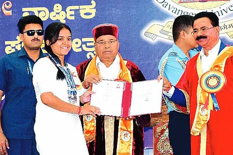 ದಾವಣಗೆರೆ ವಿವಿಯಲ್ಲಿ ಶುಕ್ರವಾರ ನಡೆದ 13ನೇ ವಾರ್ಷಿಕ ಘಟಿಕೋತ್ಸವದಲ್ಲಿ ಎಂ.ಕಾಂ. ಪರೀಕ್ಷೆಯಲ್ಲಿ ಪ್ರಥಮ ರ‌್ಯಾಂಕ್ ಪಡೆದ ನಯನ ಎನ್.ಬಿ, ರಾಜ್ಯಪಾಲ ಥಾವರಚಂದ್ ಗೆಹಲೋತ್ ಅವರಿಂದ 7 ಸ್ವರ್ಣ ಪದಕಗಳನ್ನು ಸ್ವೀಕರಿಸಿದರು. ಕುಲಪತಿ ಪ್ರೊ. ಬಿ.ಡಿ. ಕುಂಬಾರ ಇದ್ದರು. 