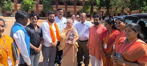 ಹುಬ್ಬಳ್ಳಿಗೆ ಸೋಮವಾರ ಆಗಮಿಸಿದ್ದ vak foundation ಇನ್ಫೋಸಿಸ್ ಫೌಂಡೇಷನ್ ಮುಖ್ಯಸ್ಥೆ, ರಾಜ್ಯಸಭಾ ಸದಸ್ಯೆ ಸುಧಾ ಮೂರ್ತಿ ಅವರಿಗೆ ವಿಎಕೆ ಫೌಂಡೇಷನ್ ಅಧ್ಯಕ್ಷ ವೆಂಕಟೇಶ ಕಾಟವೆ ತಾಯಿ ಸರಸ್ವತಿ ವಿಗ್ರಹ ನೀಡಿ ಗೌರವಿಸಿದರು.