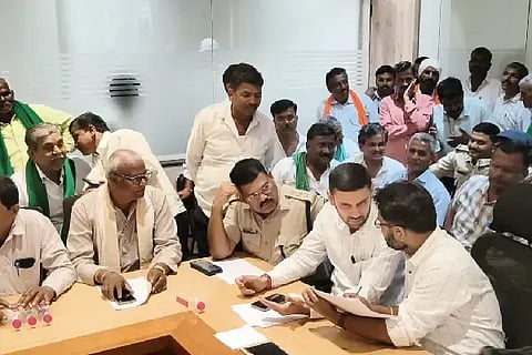 ಶಿಗ್ಗಾಂವಿ ತಾಲೂಕಿನ ಕೋಣನಕೇರಿಯ ವಿಎನ್​ಐಪಿ ಸಕ್ಕರೆ ಕಾರ್ಖಾನೆಯಲ್ಲಿ ಸೋಮವಾರ ಕಬ್ಬು ಬೆಳೆಗಾರರು ಮತ್ತು ಕಾರ್ಖಾನೆ ಎಂ.ಡಿ. ವಿವೇಕ ಹೆಬ್ಬಾರ ಜತೆ ಸಭೆ ನಡೆಯಿತು. sugarcane Payment assured