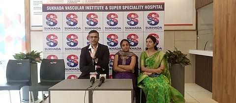 Vascular ಹುಬ್ಬಳ್ಳಿಯ ಸುಖದಾ ವ್ಯಾಸ್ಕುಲರ್​ ಇನ್​ಸ್ಟಿಟ್ಯೂಟ್​ ಹಾಗೂ ಸೂಪರ್​ ಸ್ಪೆಷಾಲಿಟಿ ಆಸ್ಪತ್ರೆಯಲ್ಲಿ ಸಿಇಒ ಡಾ. ಚೇತನ ಹೊಸಕಟ್ಟಿ ಮಾಹಿತಿ ನೀಡಿದರು. ಡಾ. ರಶ್ಮಿ ಹೊಸಕಟ್ಟಿ, ಡಾ. ಸೀಮಾ ಭೈರಿ ಇದ್ದರು.