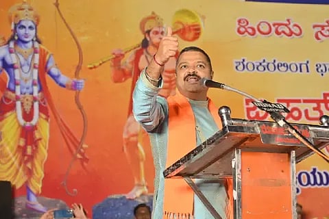 ವಿಜಯಪುರ ನಗರದ ಸುಭಾಷಚಂದ್ರ ಬೋಸ್ ವೃತ್ತದಲ್ಲಿರುವ ಸಾಯಿಗಾರ್ಡನ್‌ನಲ್ಲಿ ಹಿಂದೂ ಸಮ್ಮೇಳನ ಸಂಚಲನಾ ಸಮಿತಿಯಿಂದ ಆಯೋಜಿಸಿದ್ದ ಬೃಹತ್ ಹಿಂದೂ ಸಮಾವೇಶವನ್ನುದ್ದೇಶಿಸಿ ಚಕ್ರವರ್ತಿ ಸೂಲಿಬೆಲೆ ಮಾತನಾಡಿದರು.