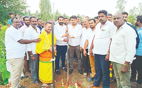 ತಿ.ನರಸೀಪುರ ತಾಲೂಕಿನ ಬಿ. ಬೆಟ್ಟಹಳ್ಳಿ ಗ್ರಾಮದಲ್ಲಿ ರಸ್ತೆ ಡಾಂಬರೀಕರಣ ಕಾಮಗಾರಿಗೆ ಸಂಸದ ಸುನೀಲ್ ಬೋಸ್ ಚಾಲನೆ ನೀಡಿದರು. ಆರ್.ಚೆಲುವರಾಜು, ಮುನಾವರ್ ಪಾಷ, ಕೆ.ವಜ್ರೇಗೌಡ, ಎ.ಎನ್.ಸ್ವಾಮಿ ಇತರರಿದ್ದರು. 