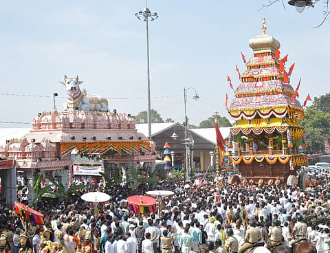 ಸುತ್ತೂರು ಶ್ರೀಶಿವರಾತ್ರೀಶ್ವರ ಜಾತ್ರೆಯ ರಥೋತ್ಸವದಲ್ಲಿ ಸೇರಿರುವ ಅಪಾರ ಜನಸ್ತೋಮ