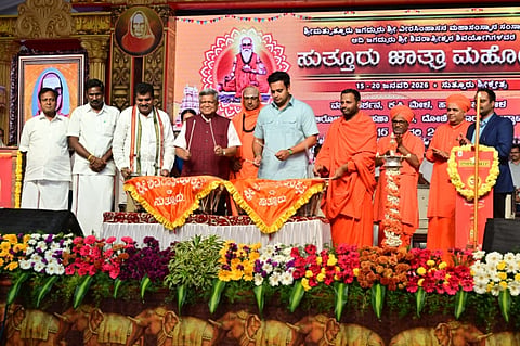 ಸಂಸದ ಜಗದೀಶ ಎಸ್.ಶೆಟ್ಟರ್ ಅವರು ನಗಾರಿ ಬಾರಿಸುವ ಮೂಲಕ ಸುತ್ತೂರು ಜಾತ್ರೆಗೆ ಗುರುವಾರ ಚಾಲನೆ ನೀಡಿದರು. ಶ್ರೀ ಶಿವರಾತ್ರಿ ದೇಶಿಕೇಂದ್ರ ಸ್ವಾಮೀಜಿ, ಶ್ರೀ ಕುಮಾರ ವಿರೂಪಾಕ್ಷ ಸ್ವಾಮೀಜಿ, ಶ್ರೀ ಶಂಕರ ರಾಜೇಂದ್ರ ಸ್ವಾಮೀಜಿ, ಯದುವೀರ್ ಕೃಷ್ಣದತ್ತ ಚಾಮರಾಜ ಒಡೆಯರ್ ಇತರರಿದ್ದರು.