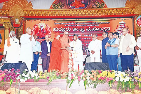   ಶ್ರೀಕ್ಷೇತ್ರ ಸುತ್ತೂರಿನಲ್ಲಿ ಶನಿವಾರ ಆಯೋಜಿಸಿದ್ದ ಧಾರ್ಮಿಕ ಸಭೆಯನ್ನು ಆಹಾರ ನಾಗರಿಕ ಸರಬರಾಜು ಸಚಿವ ಕೆ.ಎಚ್. ಮುನಿಯಪ್ಪ ಉದ್ಘಾಟಿಸಿದರು. ಶ್ರೀ ಶಿವರಾತ್ರಿ ದೇಶಿಕೇಂದ್ರ ಸ್ವಾಮೀಜಿ, ಶ್ರೀ ಶಿವಸಿದ್ಧೇಶ್ವರ ಸ್ವಾಮೀಜಿ, ಜಿ.ಟಿ.ದೇವೇಗೌಡ, ಶಿವಾನಂದ್, ಕುಮಾರ್ ರಾಜಶೇಖರ್,  ನಿತೇಶ್ ಪಾಟೀಲ್  ಇನ್ನಿತರರಿದ್ದರು.