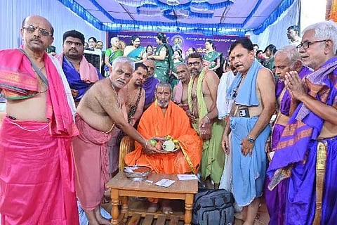ದಾವಣಗೆರೆಯ ದೀಕ್ಷಿತ್ ರಸ್ತೆಯ ಶ್ರೀ ರಾಘವೇಂದ್ರ ಸ್ವಾಮಿಗಳ ಮಠದ ಸುವರ್ಣ ಮಹೋತ್ಸವ ಅಂಗವಾಗಿ ಮಂಗಳವಾರ ಶ್ರೀ ಸುವಿದ್ಯೇಂದ್ರ ತೀರ್ಥ ಶ್ರೀಪಾದಂಗಳವರನ್ನು ಗೌರವಿಸಲಾಯಿತು. ಕೊ.ಸ. ಪ್ರಸನ್ನ ಕುಮಾರ್, ಡಾ. ಆನಂದ ತೀರ್ಥಾಚಾರ್, ವಾಚಸ್ಪತಿ ಆಚಾರ್ಯ, ಎನ್.ಡಿ. ಶ್ರೀನಿವಾಸರಾವ್ ನರಗನಹಳ್ಳಿ ಇತರರು ಇದ್ದರು.
