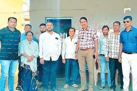ಸಾಸ್ವೆಹಳ್ಳಿಯ ಉರ್ದು ಶಾಲೆಗೆ ದಾವಣಗೆರೆ ಶಾಲಾ ಶಿಕ್ಷಣ ಇಲಾಖೆಯ ಉಪನಿರ್ದೇಶಕ ಕೃಷ್ಣಪ್ರಸಾದ್ ಅವರು ಗುರುವಾರ ಭೇಟಿ ನೀಡಿದರು. ಉರ್ದು ಇಸಿಒ ಜಾಕಿರ್, ಸಿಆರ್‌ಪಿ ಆಸಿಫ್ ಉಲ್ಲಾ, ಶಾಲಾ ಶಿಕ್ಷಕರು ಇದ್ದರು.DDPI