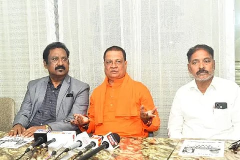 ದಾವಣಗೆರೆಯಲ್ಲಿ ಗುರುವಾರ ಸುದ್ದಿಗೋಷ್ಠಿಯಲ್ಲಿ ಕೋಡಿಹಳ್ಳಿ ಶ್ರೀ ಆದಿಜಾಂಬವ ಮಹಾ ಸಂಸ್ಥಾನ ಮಠದ ಶ್ರೀ ಷಡಕ್ಷರ ಮುನಿ ದೇಶಿಕೇಂದ್ರ ಸ್ವಾಮೀಜಿ ಮಾತನಾಡಿದರು. ಡಾ. ಎಚ್. ವಿಶ್ವನಾಥ್, ನಿಜಗುಣ ಇದ್ದರು.  