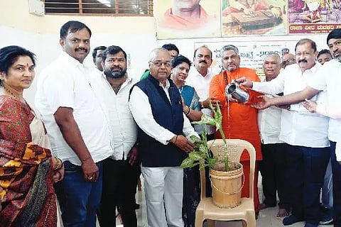 ದಾವಣಗೆರೆಯಲ್ಲಿ ಸೋಮವಾರ ಮಹರ್ಷಿ ವಾಲ್ಮೀಕಿ ಜಾತ್ರೆ ಪೂರ್ವಭಾವಿ ಸಭೆಯ ಉದ್ಘಾಟನಾ ಕಾರ್ಯಕ್ರಮದಲ್ಲಿ ಡಾ. ಶ್ರೀ ವಾಲ್ಮೀಕಿ ಪ್ರಸನ್ನಾನಂದ ಸ್ವಾಮೀಜಿ, ಎಸ್.ವಿ. ರಾಮಚಂದ್ರ, ಬಿ. ವೀರಣ್ಣ, ಹೊದಿಗೆರೆ ರಮೇಶ್, ಆಂಜನೇಯ ಗುರೂಜಿ, ಶ್ರೀನಿವಾಸ ದಾಸಕರಿಯಪ್ಪ, ಕೆ.ಪಿ. ಪಾಲಯ್ಯ, ಇಂದಿರಾ ರಾಮಚಂದ್ರಪ್ಪ ಇದ್ದರು.