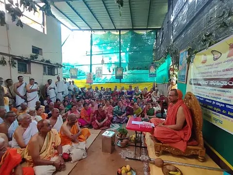 ಶಿವಮೊಗ್ಗ ಗುಂಡಪ್ಪ ಶೆಡ್‌ನ ಸರ್ವಜ್ಞೇಂದ್ರ ಯಾಗಶಾಲೆಯಲ್ಲಿ ಮಂಗಳವಾರ ಲೋಕಲ್ಯಾಣಾರ್ಥವಾಗಿ ಏರ್ಪಡಿಸಿದ್ದ ಅಥರ್ವಣವೇದ ಸಂಹಿತಯಾಗದ ಪೂರ್ಣಾಹುತಿಯಲ್ಲಿ ಸೋಂದಾ ಸ್ವರ್ಣವಲ್ಲೀ ಮಹಾಸಂಸ್ಥಾನದ ಶ್ರೀ ಗಂಗಾಧರೇಂದ್ರ ಸರಸ್ವತೀ ಸ್ವಾಮೀಜಿ ಸಾನ್ನಿಧ್ಯ ವಹಿಸಿ ಆಶೀರ್ವಚನ ನೀಡಿದರು.