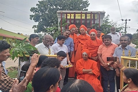 ಕುಶಾಲನಗರದ ಡಾ. ಶಿವಕುಮಾರ ಸ್ವಾಮೀಜಿ ವೃತ್ತಕ್ಕೆ ಗುರುವಾರ ಭೇಟಿ ನೀಡಿದ್ದ ಸಿದ್ದಗಂಗಾ ಮಠದ ಪೀಠಾಧ್ಯಕ್ಷ ಶ್ರೀ ಸಿದ್ದಲಿಂಗ ಸ್ವಾಮೀಜಿ ಭಕ್ತರನ್ನು ಉದ್ದೇಶಿಸಿ ಆಶೀರ್ವಚನ ನೀಡಿದರು. ಶ್ರೀ ಶಾಂತಮಲ್ಲಿಕಾರ್ಜುನ ಸ್ವಾಮೀಜಿ, ಶ್ರೀ ಸದಾಶಿವ ಸ್ವಾಮೀಜಿ, ಶ್ರೀ ಮಹಾಂತ ಸ್ವಾಮೀಜಿ, ಶ್ರೀ ಇಮ್ಮಡಿ ಶಿವಲಿಂಗ ಸ್ವಾಮೀಜಿ, ಕೆ.ಎಸ್. ಮೂರ್ತಿ ಮತತಿತರರು ಇದ್ದರು.