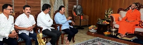  ಶ್ರೀ ಸ್ಪಟಿಕಪುರಿ ಮಹಾ ಸಂಸ್ಥಾನದ ಶ್ರೀ ಗುರುಗುಂಡ ಬ್ರಹ್ಮೇಶ್ವರ ಸ್ವಾಮಿ ಶಾಖಾ ಮಠ ಉಲ್ಲಾಳದಲ್ಲಿ ಪೀಠಾಧ್ಯಕ್ಷರಾದ ಶ್ರೀ ನಂಜಾವಧೂತ ಸ್ವಾಮೀಜಿ ಅವರು ಜಲ ಸಂಪನ್ಮೂಲ ಸಚಿವ ಎನ್.ಚಲುವರಾಯಸ್ವಾಮಿ ಅವರೊಂದಿಗೆ ಕಾವೇರಿ ಹಾಗೂ ನೀರಾವರಿ ಯೋಜನೆಗಳ ಸಂಬಂಧ ಸಮಾಲೋಚನೆ ನಡೆಸಿದರು.