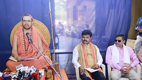 ಸ್ವರ್ಣವಲ್ಲೀ ಮಠದ ಶ್ರೀ ಗಂಗಾಧರೇಂದ್ರ ಸರಸ್ವತೀ ಸ್ವಾಮೀಜಿ ಸುದ್ದಿಗೋಷ್ಠಿಯಲ್ಲಿ ಮಾತನಾಡಿದರು. ಲೋಕಸಬಾ ಸದಸ್ಯ ಬಿ.ವೈ.ರಾಘವೇಂದ್ರ, ಮಾಜಿ ಶಾಸಕ ಕೆ.ಬಿ.ಪ್ರಸನ್ನಕುಮಾರ್ ಇದ್ದರು.