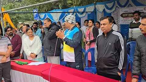 ಕೋಲಾರ ನಗರಸಭೆಯಿಂದ ನಗರದಲ್ಲಿ ಭಾನುವಾರ ಹಮ್ಮಿಕೊಂಡಿದ್ದ ಬೃಹತ್​ ಸ್ವಚ್ಚ ಅಭಿಯಾನಕ್ಕೆ ಜಿಲ್ಲಾಧಿಕಾರಿ ಡಾ.ಎಂ.ಆರ್​.ರವಿ ಚಾಲನೆ ನೀಡಿದರು. ಡಾ.ಪ್ರವಿಣ್​ ಪಿ.ಬಾಗೇವಾಡಿ, ನವೀನ್​ ಚಂದ್ರ, ಅಂಬಿಕಾ ಇದ್ದರು.