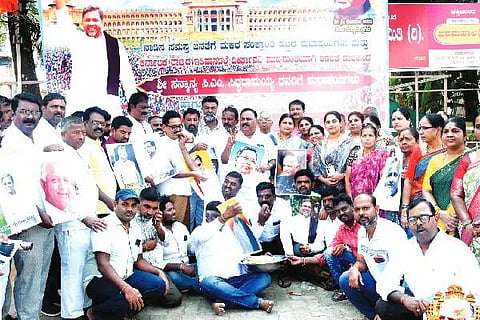 ಸಿದ್ದರಾಮಯ್ಯ ಅವರು ದೀರ್ಘಾವಧಿ ಸಿಎಂ ಆಗಿ ಡಿ. ದೇವರಾಜ ಅರಸು ಅವರ ದಾಖಲೆ ಮುರಿಯುತ್ತಿರುವ ಹಿನ್ನೆಲೆಯಲ್ಲಿ ದಾವಣಗೆರೆಯಲ್ಲಿ ಮಂಗಳವಾರ ಅವರ ಅಭಿಮಾನಿಗಳು ಸಿಹಿ ಹಂಚಿ ಸಂಭ್ರಮಿಸಿದರು. ಡಿ. ಬಸವರಾಜ, ದಿನೇಶ್ ಕೆ. ಶೆಟ್ಟಿ, ಹಾಲೇಕಲ್ ಲಿಂಗರಾಜ್, ಬಿ.ಎಚ್. ಪರಶುರಾಮಪ್ಪ, ಅಯೂಬ್ ಪೈಲ್ವಾನ್, ಗೋಣೆಪ್ಪ, ಮಂಜುನಾಥ್ ಇಟ್ಟಿಗುಡಿ, ಎಸ್.ಎಲ್. ಆನಂದಪ್ಪ, ಹಾಲೇಕಲ್ ಅರವಿಂದ್, ಎ. ನಾಗರಾಜ್, ಎಸ್. ಮಲ್ಲಿಕಾರ್ಜುನ್, ಜಯಣ್ಣ, ರೇವಣ್ಣ, ಹರೀಶ್, ಸುಧಾ ಮಂಜುನಾಥ್ ಇಟ್ಟಿಗುಡಿ, ಕವಿತಾ ಚಂದ್ರಶೇಖರ, ಉಮಾ ಕುಮಾರ್ ಇದ್ದರು.