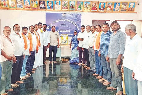 ಸಿರವಾರ ಪಟ್ಟಣ ಪಂಚಾಯಿತಿ ಕಚೇರಿಯಲ್ಲಿ ಅಮರಶಿಲ್ಪಿ ಜಕಣಾಚಾರಿ ಜಯಂತಿ ಆಚರಿಸಲಾಯಿತು. ಅಧ್ಯಕ್ಷ ವೈ.ಭೂಪನಗೌಡ, ಉಪಾಧ್ಯಕ್ಷೆ ಲಕ್ಷ್ಮೀ ಆದೆಪ್ಪ, ಸದಸ್ಯರಾದ ಕೃಷ್ಣ ನಾಯಕ, ಮೌಲಸಾಬ ವರ್ಚಸ್ ಇತರರಿದ್ದರು.