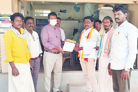 ಸಿರವಾರದಲ್ಲಿ ತಾಪಂ ನೋಡಲ್ ಅಧಿಕಾರಿ ಅನಿಲ್‌ಕುಮಾರ್‌ಗೆ ಕರವೇ ತಾಲೂಕು ಘಟಕ ಮನವಿ ಸಲ್ಲಿಸಿತು. ತಾಲೂಕು ಅಧ್ಯಕ್ಷ ಕೆ.ರಾಘವೇಂದ್ರ, ಪ್ರಮುಖ ವೆಂಕಟೇಶ ಸಂಕ್ರಿ ಸೇರಿದಂತೆ ಆಶ್ರಯ ಮನೆಗಳ ಅರ್ಜಿದಾರರು ಇದ್ದರು.