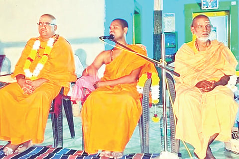 ಅತ್ತನೂರು ಗ್ರಾಮದ ಸಿದ್ಧಾರೂಢಸ್ವಾಮಿ ಆಶ್ರಮದಲ್ಲಿ ಶ್ರೀ ಜಯಕೃಷ್ಣ ಸ್ವಾಮಿ 16ನೇ ವರ್ಷದ ಪುಣ್ಯಾರಾಧನೆ ನಿಮಿತ್ತ ಹಮ್ಮಿಕೊಂಡಿದ್ದ ಸತ್ಸಂಗ ಕಾರ್ಯಕ್ರಮದಲ್ಲಿ ಕಲ್ಲೂರಿನ ಶಿವರಾಮಾನಂದ ಭಾರತೀ ಸ್ವಾಮೀಜಿ ಆಶೀರ್ವಚನ ನೀಡಿದರು. ಕಾಮಾವರಂನ ಶಿವರಾಮ ಅವಧೂತ ಆಶ್ರಮದ ಪೀಠಾಧಿಪತಿ ಅವ್ಯಕ್ತಾನಂದ ಸರಸ್ವತಿ ಮಹಾಸ್ವಾಮಿ, ಮಂಗಳ ಚೈತನ್ಯ ಸ್ವಾಮಿ ಇದ್ದರು.