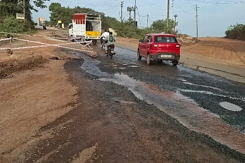 ಹುಬ್ಬಳ್ಳಿ ತಾರಿಹಾಳ (waste of water) ಬೈಪಾಸ್ ಬಳಿ ರಸ್ತೆಯಲ್ಲಿ ಹರಿಯುತ್ತಿರುವ ನೀರು.