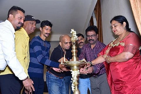 ಮಡಿಕೇರಿ ಕೊಡಗು ವಿದ್ಯಾಲಯದಲ್ಲಿ ನಡೆದ ಜಿಲ್ಲಾ ಮಟ್ಟದ ಅಂತರಶಾಲಾ ಟೇಬಲ್ ಟೆನಿಸ್ ಚಾಂಪಿಯನ್‌ಶಿಪ್ 2025-26ಕ್ಕೆ ಜಿಲ್ಲಾ ಟೇಬಲ್ ಟೆನಿಸ್ ಅಸೋಸಿಯೇಷನ್ ಅಧ್ಯಕ್ಷ ಮಲ್ಲೆಂಗಡ ರಚನ್ ಪೊನ್ನಪ್ಪ ಚಾಲನೆ ನೀಡಿದರು. ಸಿ.ಎಸ್. ಗುರುದತ್, ಹರಿಶಂಕರ್, ಕೆ.ಎಸ್. ಸುಮಿತ್ರಾ,  ಪಿ. ರವಿ ಮತ್ತಿತರರು ಇದ್ದರು.