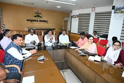  ಮೊಹಮ್ಮದ್ ತಬ್ರೇಝ್ ಆಲಂ ಶರೀಫ್ ಅಧಿಕಾರಿಗಳೊಂದಿಗೆ ಸಭೆ ನಡೆಸಿದರು. ಪ್ರಭುಲಿಂಗ ಕವಳಿಕಟ್ಟಿ, ಅಜ್ಜಯ್ಯ, ವಿ.ಅಭಿಷೇಕ್, ಪ್ರಸನ್ನಕೃಷ್ಣ ಪಟಗಾರ್ ಇದ್ದರು. 