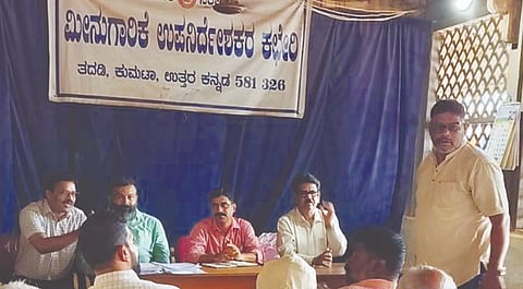 ಗೋಕರ್ಣದ ತದಡಿ ಬಂದರಿನಲ್ಲಿ ಅಸಮರ್ಪಕ ಹೂಳೆತ್ತುವ ಕಾಮಗಾರಿ ಸಂಬಂಧ ಮೀನುಗಾರಿಕೆ ಇಲಾಖೆ ನೇತೃತ್ವದಲ್ಲಿ ಬುಧವಾರ  ಕರೆಯಲಾಗಿದ್ದ ಇಲಾಖೆ ಅಧಿಕಾರಿಗಳು ಮತ್ತು ಮೀನುಗಾರಿಕೆಗೆ ಸಂಬಂಧಿಸಿದ ವಿವಿಧ ಪ್ರಮುಖರ ಸಭೆಯಲ್ಲಿ ತದಡಿ ಮೀನುಗಾರರ ಸಹಕಾರಿ ಸಂಘದ ಅಧ್ಯಕ್ಷ ಮಹೇಶ ಮೂಡಂಗಿ ಮಾತನಾಡಿದರು. ಅಧಿಕಾರಿಗಳಾದ ರವೀಂದ್ರ ತಳೇಕರ, ಜಿ.ಎಂ. ರಾಠೋಡ, ಅನಂತ ಪಟಗಾರ ಮತ್ತಿತರರಿದ್ದರು.