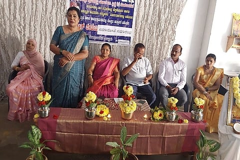 ಶ್ರೀ ಕ್ಷೇತ್ರ ಧರ್ಮಸ್ಥಳ ಗ್ರಾಮಾಭಿವೃದ್ಧಿ ಯೋಜನೆ ಆಶ್ರಯದಲ್ಲಿ ಮಹಿಳಾ ಜ್ಞಾನ ವಿಕಾಸ ಕಾರ್ಯಕ್ರಮದಲ್ಲಿ ಕುಶಾಲನಗರದಲ್ಲಿ ಮಹಿಳೆಯರಿಗೆ ನಡೆದ ಉಚಿತ ಟೈಲರಿಂಗ್ ತರಬೇತಿ ಶಿಬಿರದ ಸಮಾರೋಪ ಸಮಾರಂಭದಲ್ಲಿ ವನಿತಾ ಚಂದ್ರಮೋಹನ್ ಮಾತನಾಡಿದರು. ಲೀಲಾವತಿ, ಎಂ.ಎನ್. ಚಂದ್ರಮೋಹನ್, ನಾಗರಾಜ್, ಆಯಿಷ ಮತ್ತಿತರರು ಇದ್ದರು.