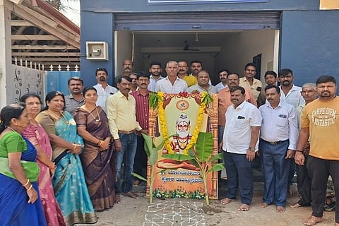 ಕುಶಾಲನಗರ ಮತ್ತು ಸೋಮವಾರಪೇಟೆ ತಾಲೂಕು ಬಲಿಜ ಸಮಾಜದ ವತಿಯಿಂದ ಕುಶಾಲನಗರದ ಬಲಿಜ ಸಮಾಜದ ಆವರಣದಲ್ಲಿ ಕುಲಗುರು ಕೈವಾರ ತಾತಯ್ಯನವರ 300ನೇ ಜಯಂತಿ ಕಾರ್ಯಕ್ರಮ ನಡೆಯಿತು. ಆರ್.ಸೋಮಶೇಖರ್, ಆರ್. ಬಾಬು, ಟಿ.ಎಸ್. ನಿರಂಜನ್, ಟಿ.ಆರ್. ಜಗದೀಶ್, ಸಿ.ಎನ್. ಮದನ್ ಮತ್ತಿತರರು ಇದ್ದರು.