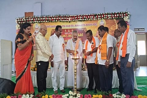 ಕುಶಾಲನಗರದ ಶ್ರೀ ಯೋಗಿ ನಾರೇಯಣ ಬಲಿಜ ಸಂಘದ ವತಿಯಿಂದ ಏರ್ಪಡಿಸಿದ್ದ ಕುಲಗುರು ಕೈವಾರ ತಾತಯ್ಯ ಅವರ 300ನೇ ಜಯಂತಿ ಮಹೋತ್ಸವವನ್ನು ಅಖಿಲ ಭಾರತ ಬಲಿಜ ಸಂಘದ ಅಧ್ಯಕ್ಷ ಹೈದರಾಬಾದಿನ ಪಟೇಲ್ ಕುಂಡದೇವಯ್ಯ ಹಾಗೂ ಕರ್ನಾಟಕ ರಾಜ್ಯ ಬಲಿಜ ಸಂಘದ ಅಧ್ಯಕ್ಷ ಎನ್.ಪಿ. ಮುನಿಕೃಷ್ಣಪ್ಪ ಉದ್ಘಾಟಿಸಿದರು. ಶ್ರೀ ಹರಿಶರ್ಮ, ಆರ್. ಸೋಮಶೇಖರ್, ಆರ್. ಬಾಬಣ್ಣ ಮತ್ತಿತರರು ಇದ್ದರು.