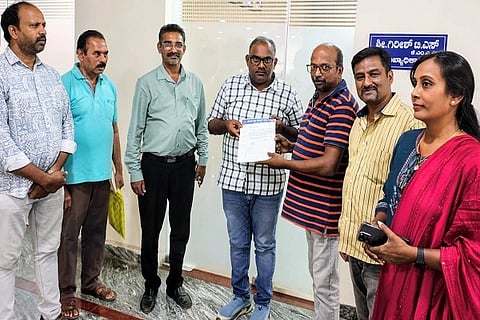 2026-27ನೇ ಸಾಲಿಗೆ ಆಸ್ತಿ ತೆರಿಗೆ ಮತ್ತು ಉದ್ದಿಮೆ ಪರವಾನಗಿ ತೆರಿಗೆ ಸಂಗ್ರಹ ಮಾಡಲು ಪುರಸಭೆ ವ್ಯಾಪ್ತಿಯಲ್ಲಿ ಕ್ಯಾಂಪ್ ಮಾಡಬೇಕೆಂದು ಚೇಂಬರ್ ಆಫ್ ಕಾಮರ್ಸ್ ಮತ್ತು ಇಂಡಸ್ಟ್ರೀಸ್ ಪದಾಧಿಕಾರಿಗಳು ಮುಖ್ಯಾಧಿಕಾರಿ ಟಿ.ಎಸ್. ಗಿರೀಶ್ ಅವರಿಗೆ ಮನವಿ ಸಲ್ಲಿಸಿದರು. ಕೆ.ಎಸ್. ನಾಗೇಶ್, ಚಿತ್ರ ರಮೇಶ್, ಎನ್.ವಿ. ಬಾಬು, ಪಿ.ಕೆ. ಜಗದೀಶ್, ಪಿ.ಎಂ.ಮೋಹನ್, ಕೆ.ಎನ್. ದೇವರಾಜ್ ಇದ್ದರು.
