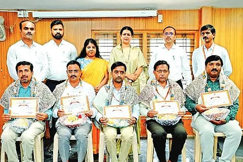 ದಾವಣಗೆರೆ ಮಹಾನಗರ ಪಾಲಿಕೆ ಕಚೇರಿ ಸಭಾಂಗಣದಲ್ಲಿ ಬುಧವಾರ ಆಯೋಜಿಸಿದ್ದ ಕಾರ್ಯಕ್ರಮದಲ್ಲಿ, ಸ್ವಯಂ ಘೋಷಿತ ಆಸ್ತಿ ತೆರಿಗೆಯಲ್ಲಿ ಹೆಚ್ಚಿನ ವಸೂಲಾತಿ ಮತ್ತು ಪ್ರಗತಿ ಸಾಧಿಸಿರುವ ಅಧಿಕಾರಿಗಳು, ನೌಕರರಿಗೆ ಪ್ರಶಂಸನಾ ಪತ್ರ ನೀಡಿ ಗೌರವಿಸಲಾಯಿತು. ಡಾ.ಪ್ರಭಾ ಮಲ್ಲಿಕಾರ್ಜುನ್, ಡಾ. ಎನ್. ಮಹಾಂತೇಶ್, ಉದಯ್, ರೇಣುಕಾ, ಜಿ.ಟಿ. ವೀರೇಶ್ ಕುಮಾರ್, ಸಿದ್ದಲಿಂಗೇಶ್ ಇದ್ದರು.