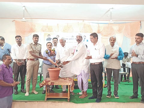 ತೇರದಾಳ ತಾಲೂಕಿನ ಸಸಾಲಟ್ಟಿ ಗ್ರಾಮದ ಶಿವಲಿಂಗೇಶ್ವರ  ಕಲ್ಯಾಣ ಮಂಟಪದಲ್ಲಿ ತಾಲೂಕು ಆಡಳಿತ ಹಮ್ಮಿಕೊಂಡಿದ್ದ ಪ್ರಜಾಸೇವೆ ಆಂದೋಲನಕ್ಕೆ ಶಾಸಕ ಸಿದ್ದು ಸವದಿ ಚಾಲನೆ ನೀಡಿ ಮಾತನಾಡಿದರು. ತಹಸೀಲ್ದಾರ ವಿಜಯಕುಮಾರ ಕಡಕೋಳ, ರಾಜು ಬೆಳವಣಿಕಿ, ಶಿವಲಿಂಗ ಉಳ್ಳಾಗಡ್ಡಿ ಇತರರಿದ್ದರು.