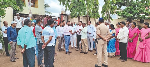 ತೇರದಾಳ ತಾಲೂಕಿನ ಮುಳುಗಡೆ ಗ್ರಾಮವಾದ ತಮದಡ್ಡಿಗೆ ಜಿ.ಪಂ. ಸಿಇಒ ಗಜಾನನ ಬಾಲೆ ಭೇಟಿ ನೀಡಿ ಅಧಿಕಾರಿಗಳಿಂದ ಮಾಹಿತಿ ಪಡೆದುಕೊಂಡರು. ಅಧಿಕಾರಿಗಳು ಗ್ರಾಮಸ್ಥರು ಇದ್ದರು.
