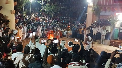 ತೇರದಾಳ ತಾಲೂಕಿನ ಹನಗಂಡಿ ಗ್ರಾಮದ ದಿಗಂಬರೇಶ್ವರ ದೇವಸ್ಥಾನದ ಎದುರು ಪೂಜಾರಿಗಳು ಅಗ್ಗಿ ಹಾಯ್ದು ಕಾರಣಿಕ ನುಡಿದರು.